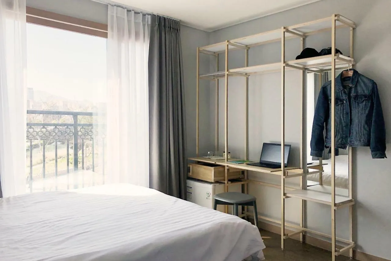 Hotel Bed Radio Dongmoon Jeju Südkorea