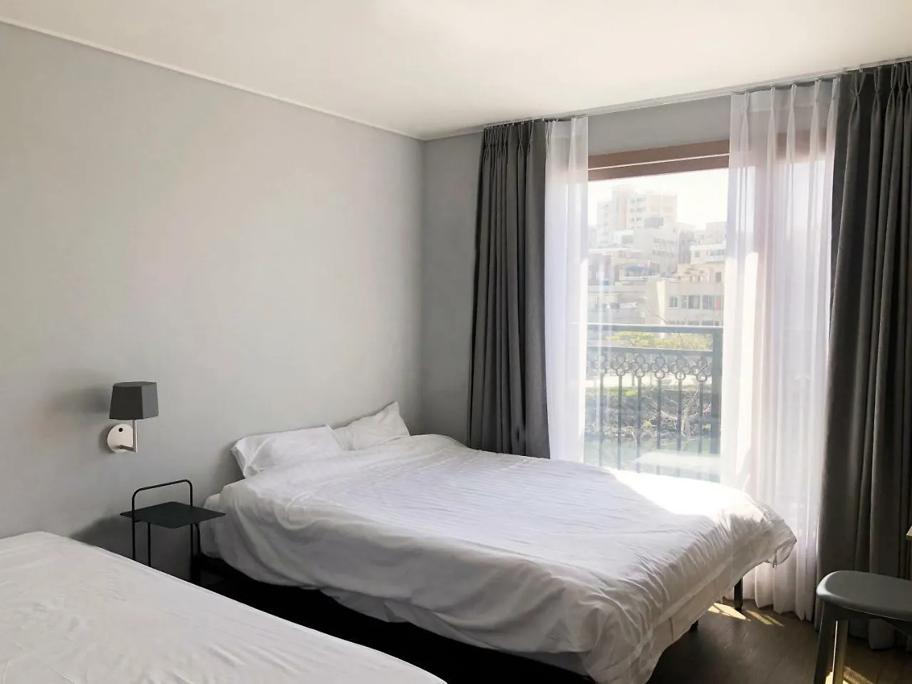 Hotel Bed Radio Dongmoon Jeju Affittacamere